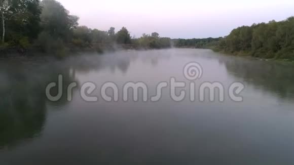 黎明时对河流的空中摄影在旭日的背景下从河中升起的薄雾视频的预览图