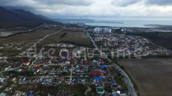 空中摄影从海滨小镇上方看风景视频的预览图