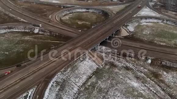 在冬季十字路口移动的汽车和卡车的空中射击是一个大的道路交叉口无人驾驶车辆在视频的预览图