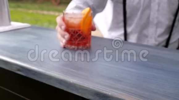 酒吧老板用橘子做鸡尾酒酒保做酒精饮料酒吧老板为顾客做饮料视频的预览图