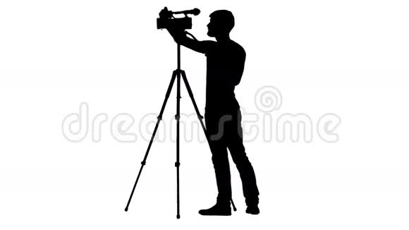 三脚架上拍摄的摄像头设置白色背景剪影视频的预览图