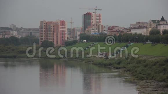 河对岸城市的景色视频的预览图