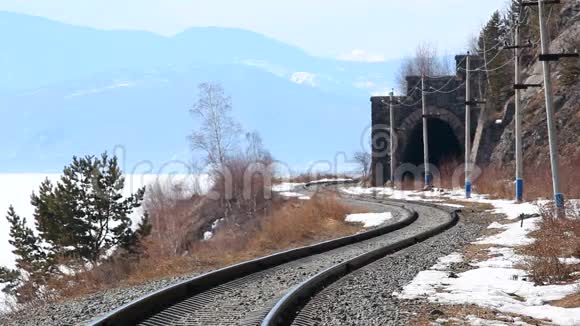 这条铁路在远处的群山中延伸视频的预览图