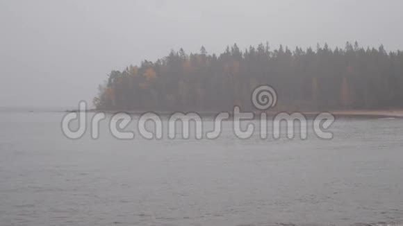 湖面上的雾北方自然视频的预览图