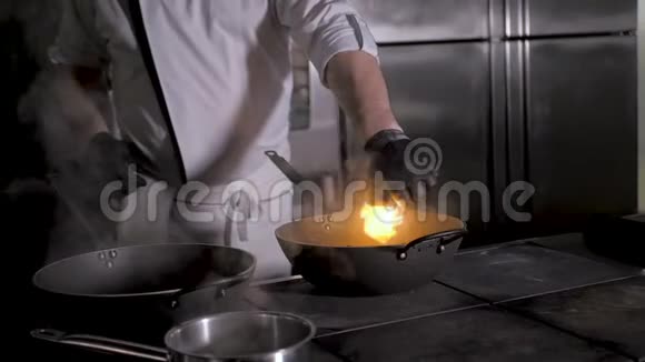 厨师会做饭在餐馆厨房做炒菜视频的预览图