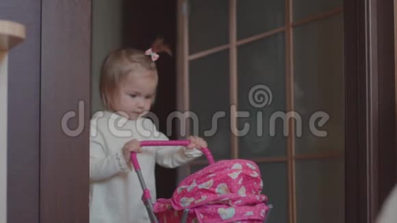 小女孩在房子里玩玩具婴儿车视频的预览图