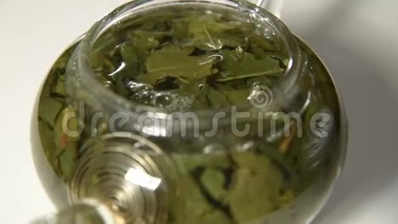 用绿叶茶旋转玻璃茶壶视频的预览图