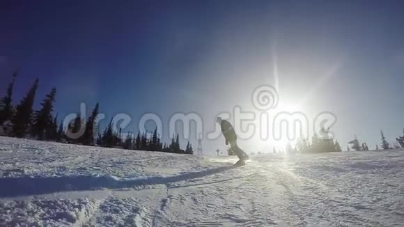 极限滑雪者骑着粉末做着粉末旋转在阳光明媚的山上缓慢地喷洒雪1920x1080视频的预览图