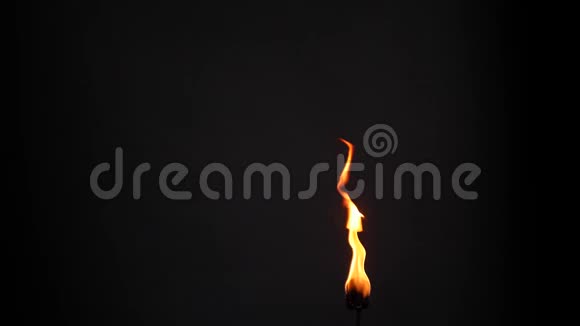 黑色背景上垂直的单火炬火焰熄灭喷出烟雾视频的预览图