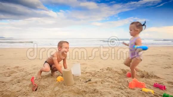 小女孩小男孩甘比笑湿沙滩视频的预览图