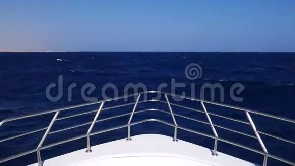 划艇穿越海浪视频的预览图