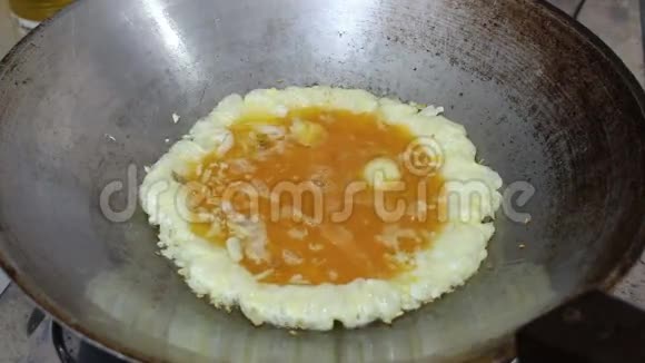 鸡蛋在锅里炒视频的预览图