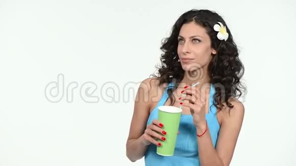 女人拿着纸杯拿着吸管视频的预览图