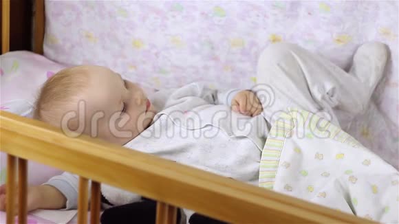 小女婴躺在床上闭上眼睛视频的预览图