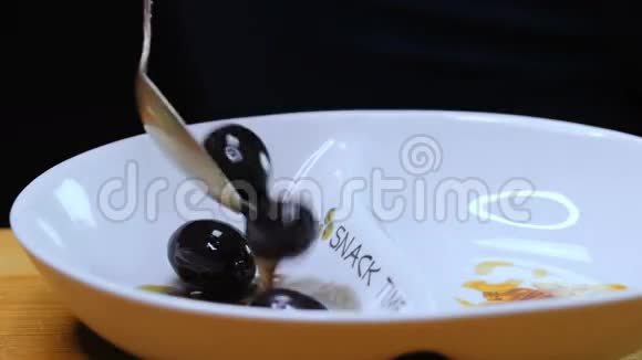 黑橄榄摆在白色的盘子里视频的预览图