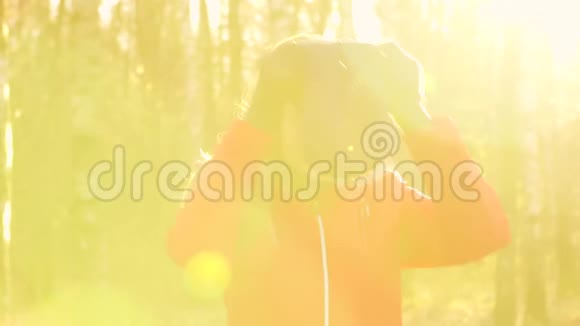快乐的微笑女人享受大自然站在秋天的公园里年轻漂亮的女人在镜头前微笑视频的预览图