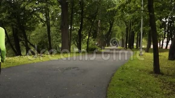 跑步的女人在公园里跑步在户外锻炼视频的预览图