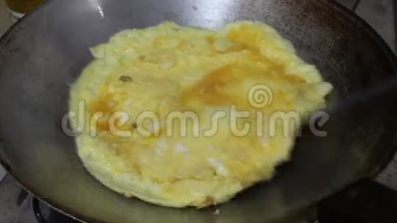 鸡蛋在锅里炒视频的预览图