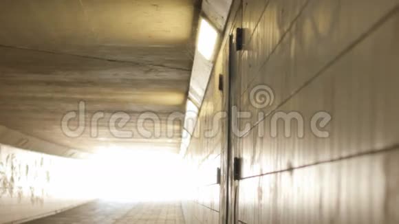 隧道尽头的大门和灯光视频的预览图