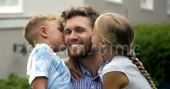 快乐的孩子亲吻他们的爸爸视频的预览图