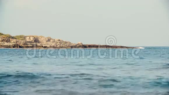 阳光明媚的夏日海上的石岸视频的预览图