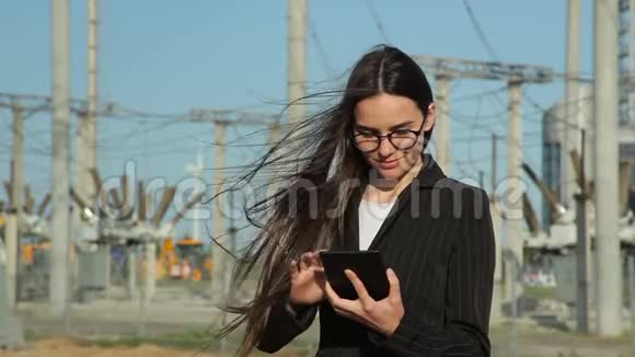 在发电厂微笑的女工视频的预览图