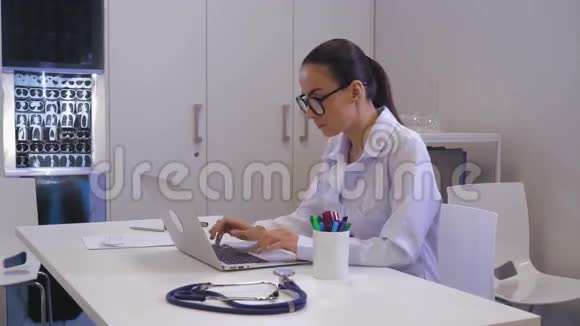 女性医生在电脑上输入数据视频的预览图