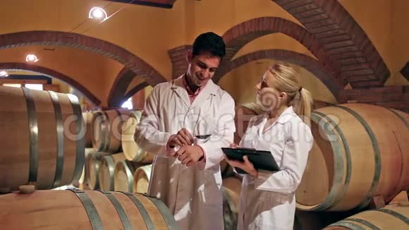 两名实验室技术人员负责葡萄酒视频的预览图