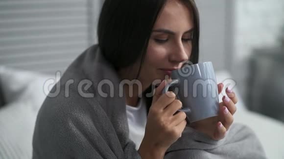 漂亮的年轻女人早上喝茶视频的预览图