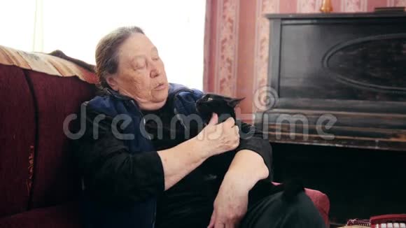 家中老太太的画像老太太坐在沙发上黑猫关门视频的预览图