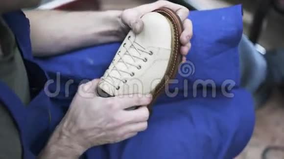 鞋匠把鞋底粘在上面视频的预览图