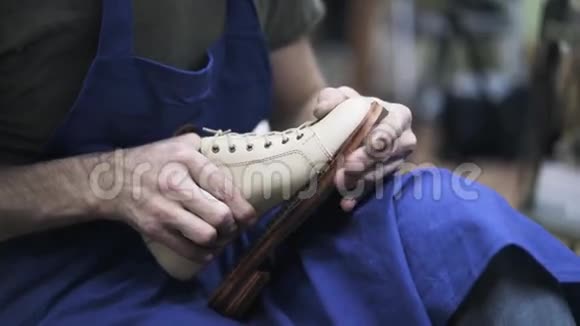鞋匠用胶水粘在鞋底上视频的预览图