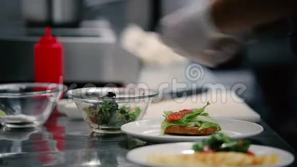 厨师把一块红鱼放在面包上视频的预览图