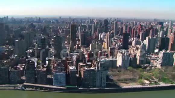 纽约市曼哈顿市中心金融城市景观与现代化摩天大楼在美丽的4k空中无人机全景视图视频的预览图