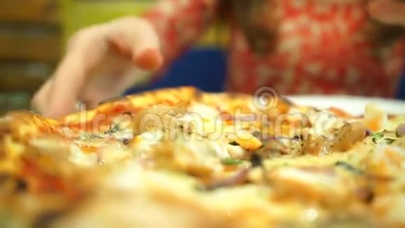 在咖啡馆里吃披萨的快乐美女视频的预览图