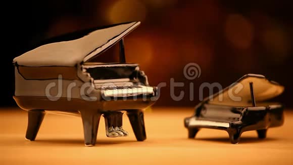 黑色钢琴木桌金色薄纱反光视频的预览图
