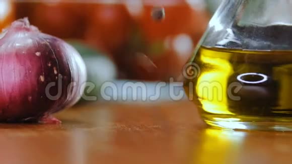 香椒倒在厨房桌上视频的预览图
