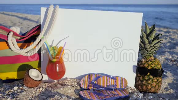 静物海滩白色背景的铭文是站在沙滩大海和海滩鸡尾酒与热带水果视频的预览图