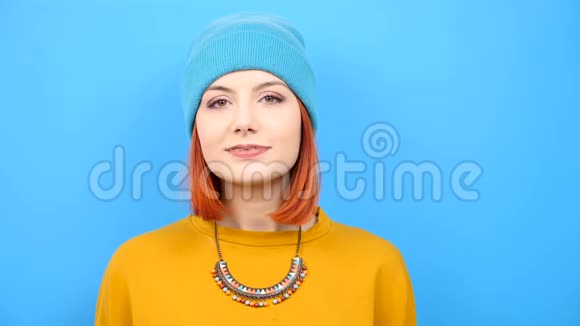 年轻漂亮的时髦女孩戴着蓝色帽子视频的预览图