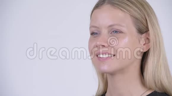 年轻快乐的金发女人说话的脸视频的预览图