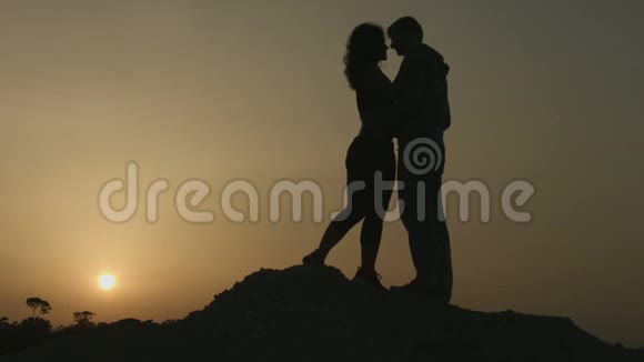 男朋友和女朋友接吻看着夕阳永远快乐视频的预览图