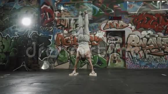 酷吸引人的年轻健美男子背部做运动训练支持倒立姿势桑巴塞萨纳与桑巴塞萨纳视频的预览图