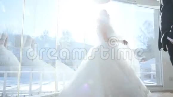 在窗口露台新娘视频的预览图