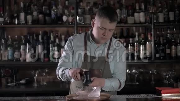 特写酒吧的酒吧老板正在夜总会用冰蒸汽做鸡尾酒有悍马的酒保视频的预览图