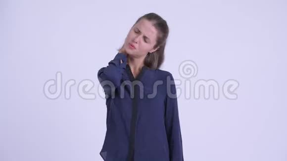 穿着的年轻女商人脖子疼视频的预览图