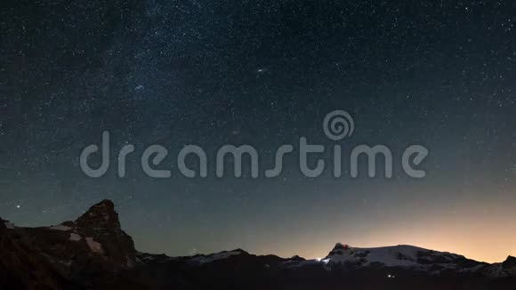 星空在雄伟的马特霍恩或塞维诺山峰和蒙特罗莎冰川上的明显旋转意大利视频的预览图