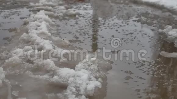 城市道路上的水流与积雪融化视频的预览图