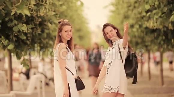听我的想法欧洲城市快乐的年轻城市女性白种人游客沿着荒芜的街道行走视频的预览图