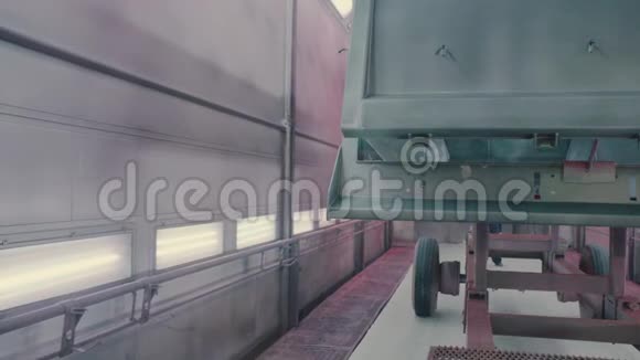 搬运货车车身的叉车视频的预览图