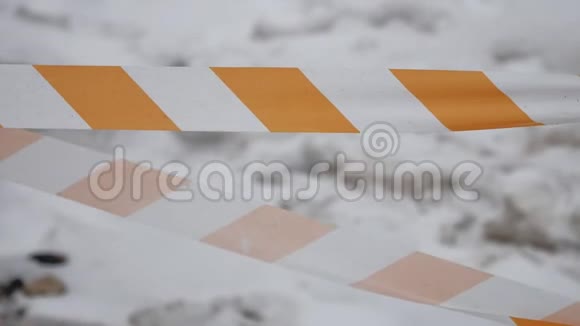 橙白条纹保护胶带保护新鲜水泥修复工作工业艺术背景冬季视频的预览图